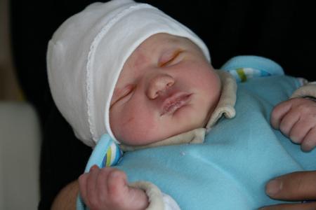 Voici Azilis, joliment maquill�e apr�s sa naissance...