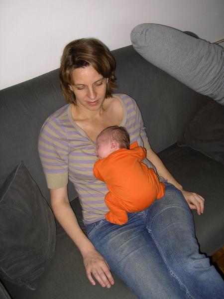 Un petit crapaud qui dort sur sa maman