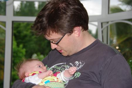 Qu'on est bien dans les bras de papa!