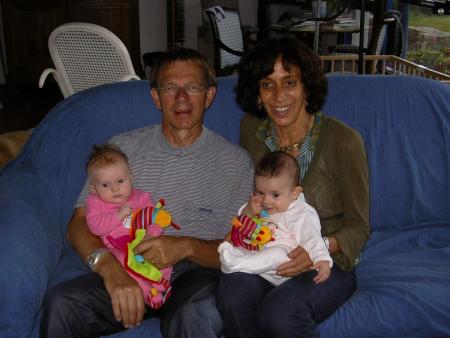 Petite photo canap� avec Grand-p�re, grand-m�re, Margot et les 2 dragoberts!