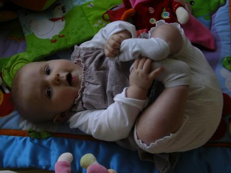 Quelle grande d�couverte de pouvoir attraper ses pieds...